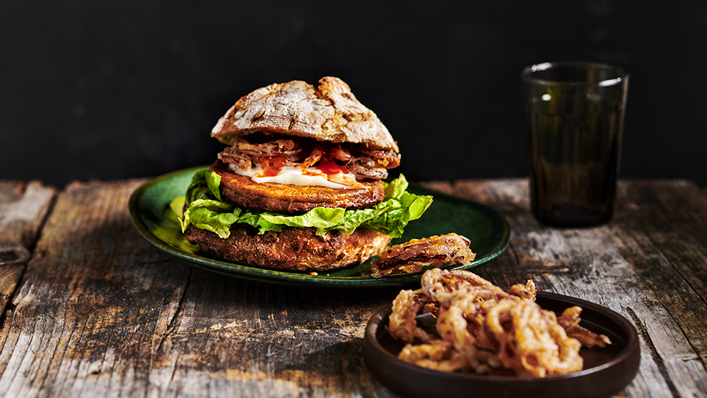 Burger met skinny onionrings