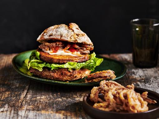 Burger met skinny onionrings 