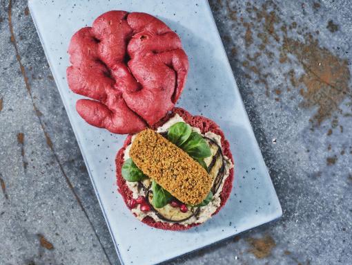 Mora Vegetarische Draadjesvleesch kroket op Bietenbrood