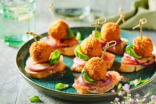 Zomerse Van Dobben Bitterballen pintxos met prosciutto