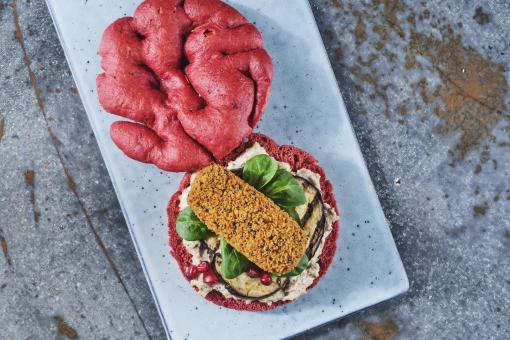 Mora Vegetarische Draadjesvleesch kroket op Bietenbrood