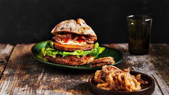 Burger met skinny uienringen recept voor horeca & Cafetaria